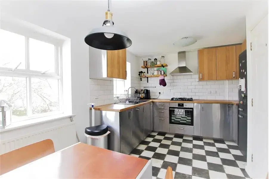 Room Chamberlayne Avenue in Greater London