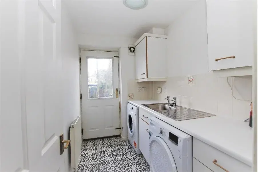 Room Chamberlayne Avenue in Greater London