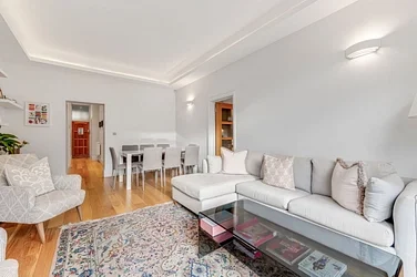 Flat Lodge Lane in Greater London