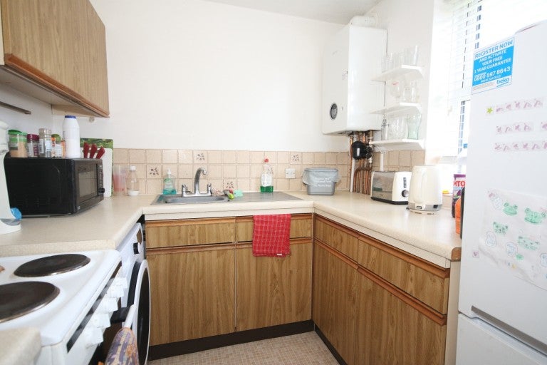 Flat Midhope Road in Woking