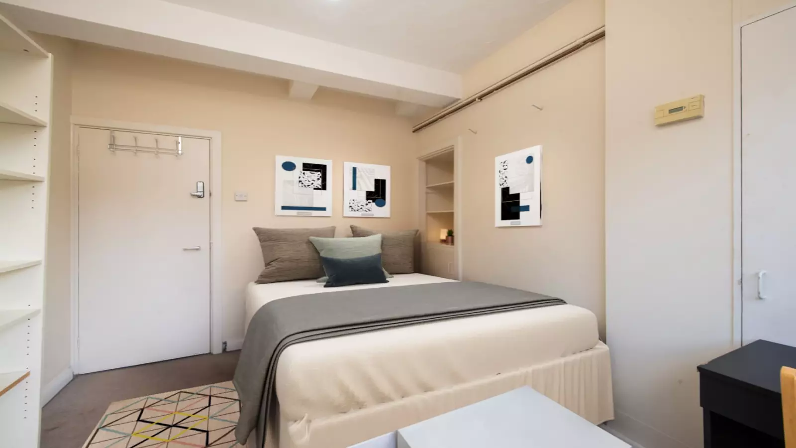 Flat Sweeney Crescent in Greater London