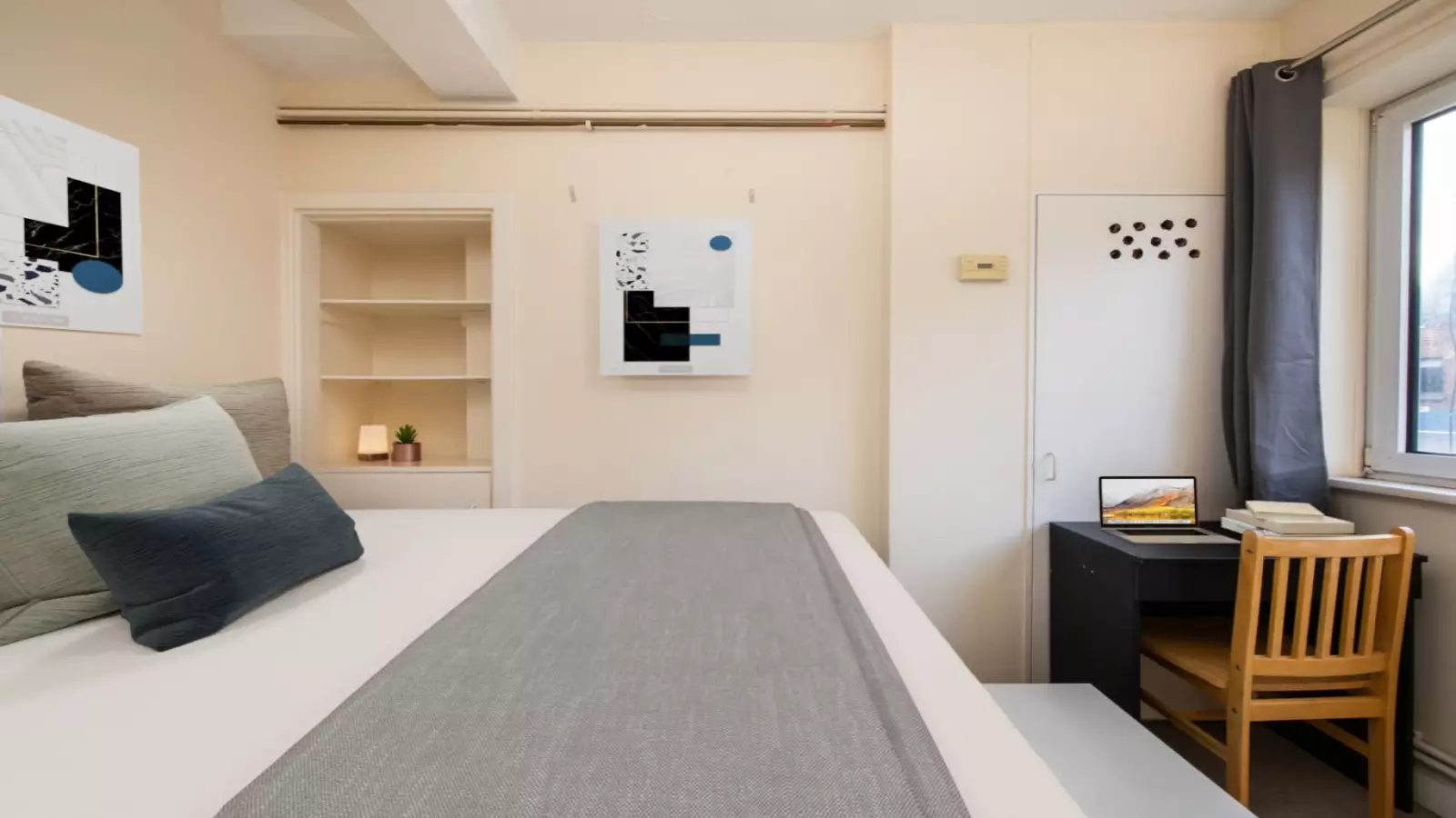 Flat Sweeney Crescent in Greater London