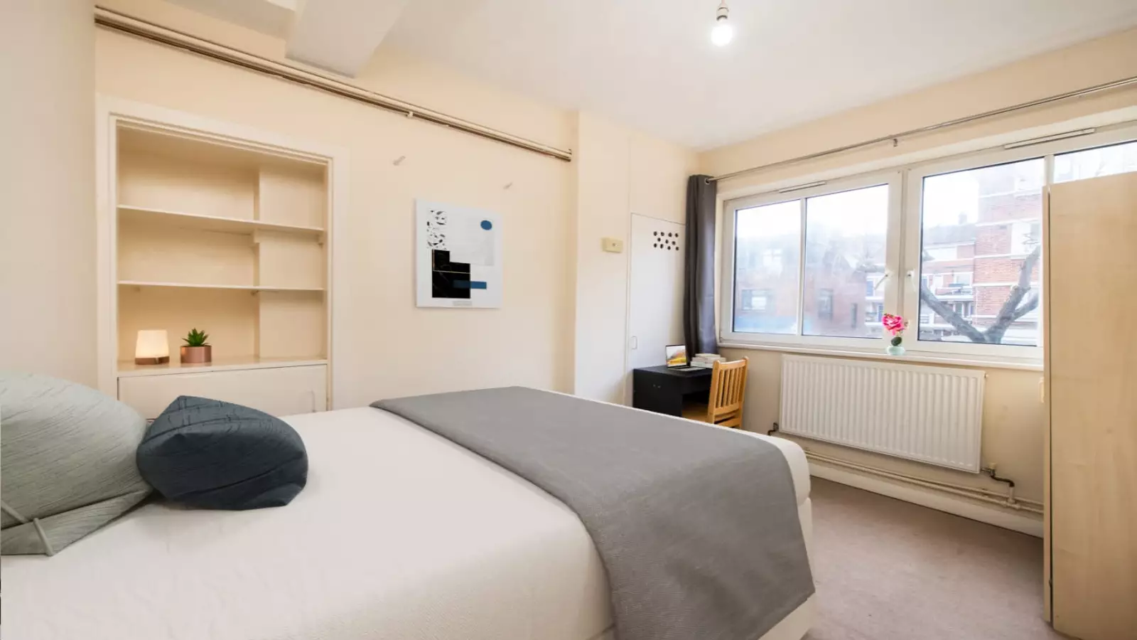 Flat Sweeney Crescent in Greater London