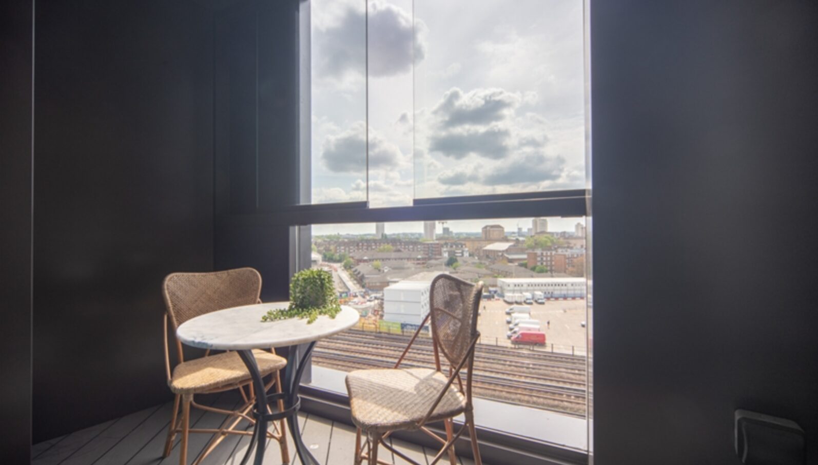 Flat Ponton Road in Greater London
