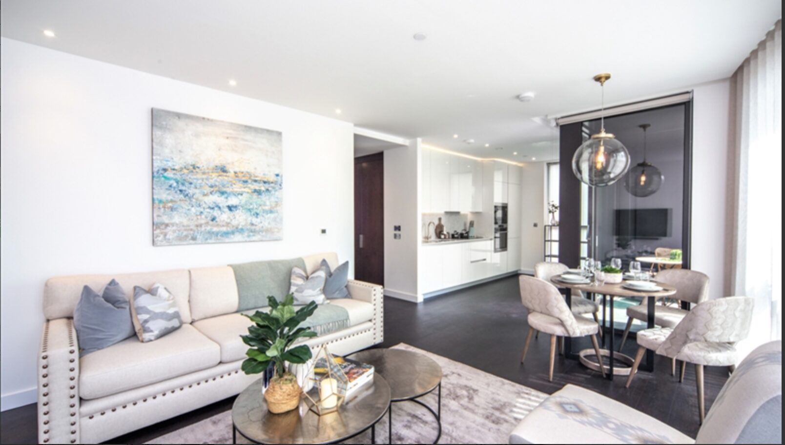 Flat Ponton Road in Greater London