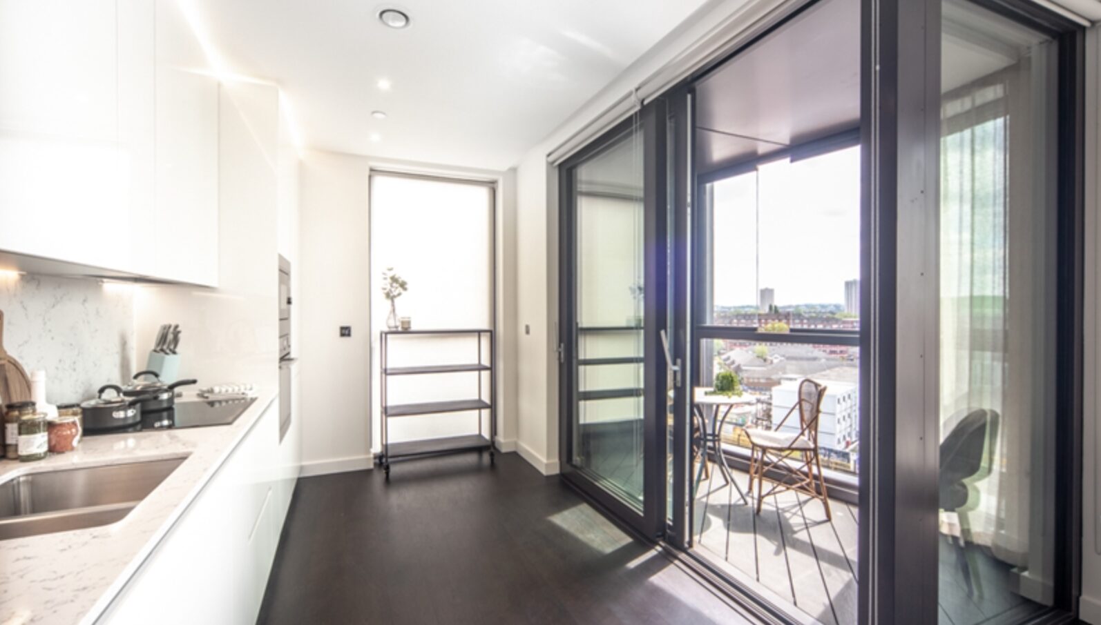 Flat Ponton Road in Greater London