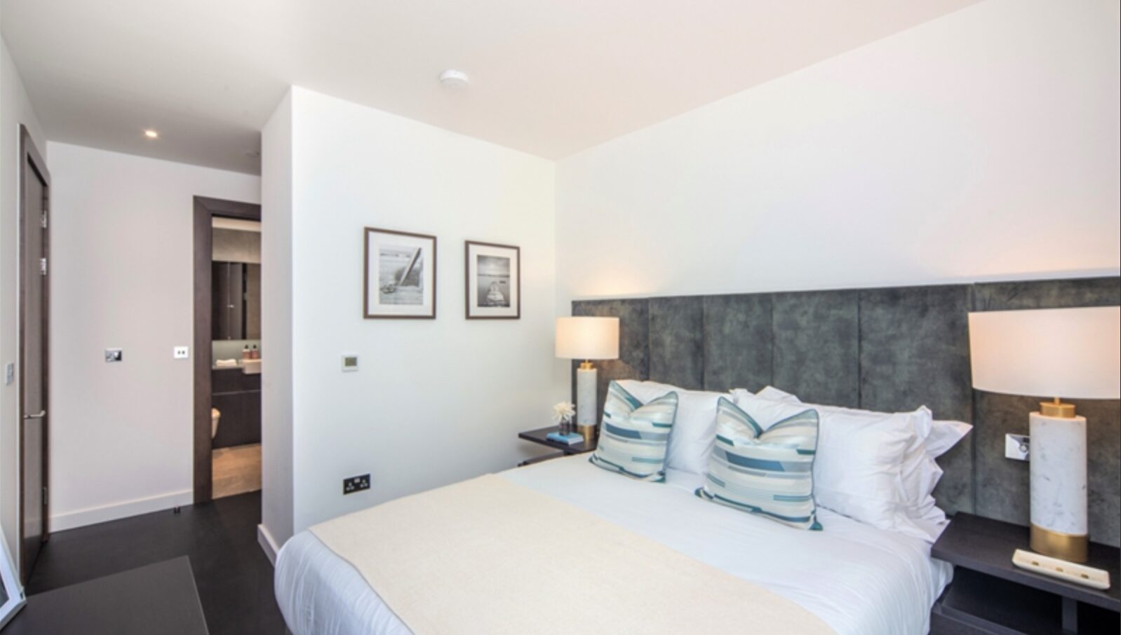 Flat Ponton Road in Greater London