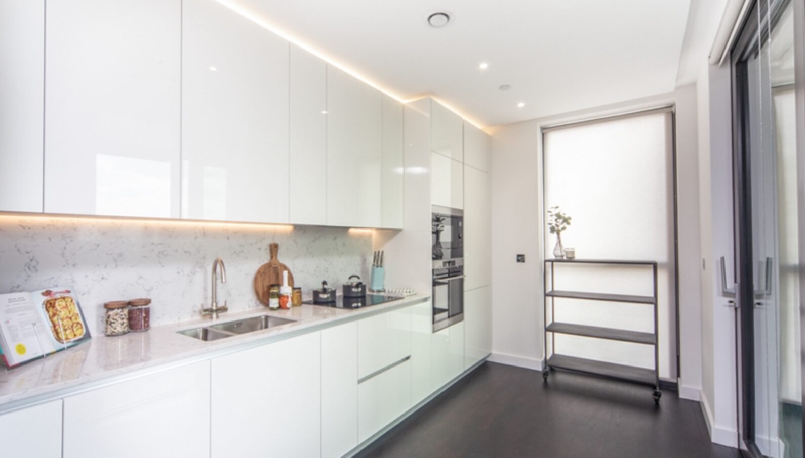 Flat Ponton Road in Greater London