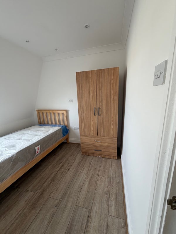 Room Uxbridge Road in Greater London