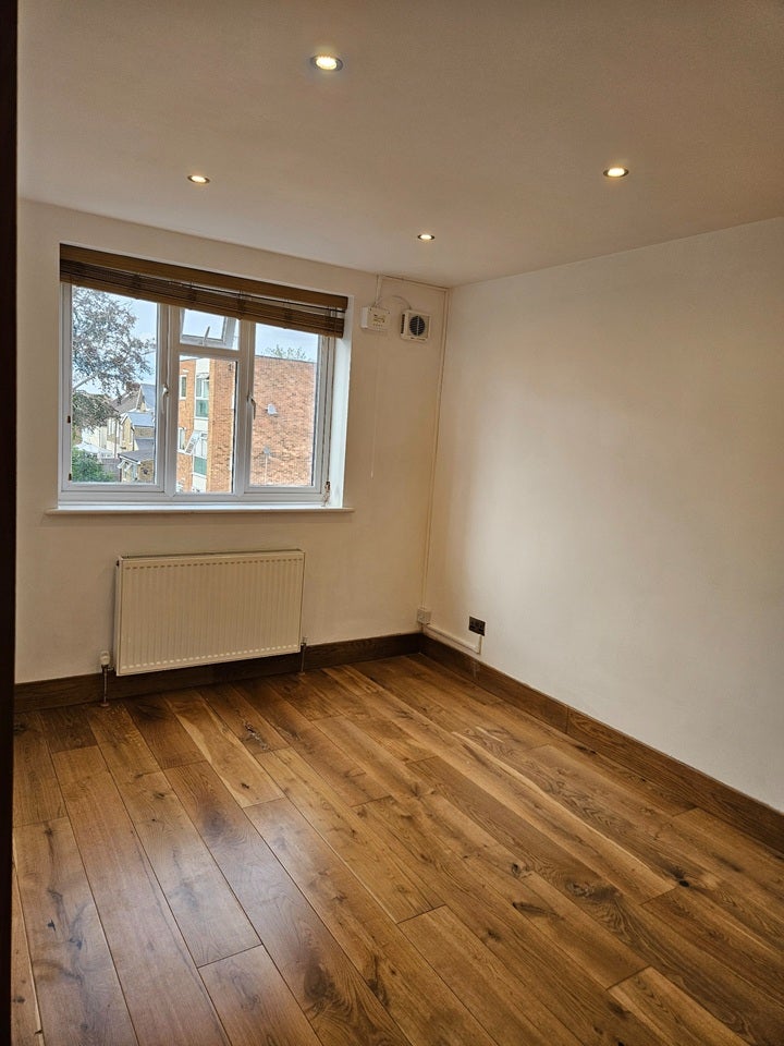 Flat Addiscombe Road in Greater London