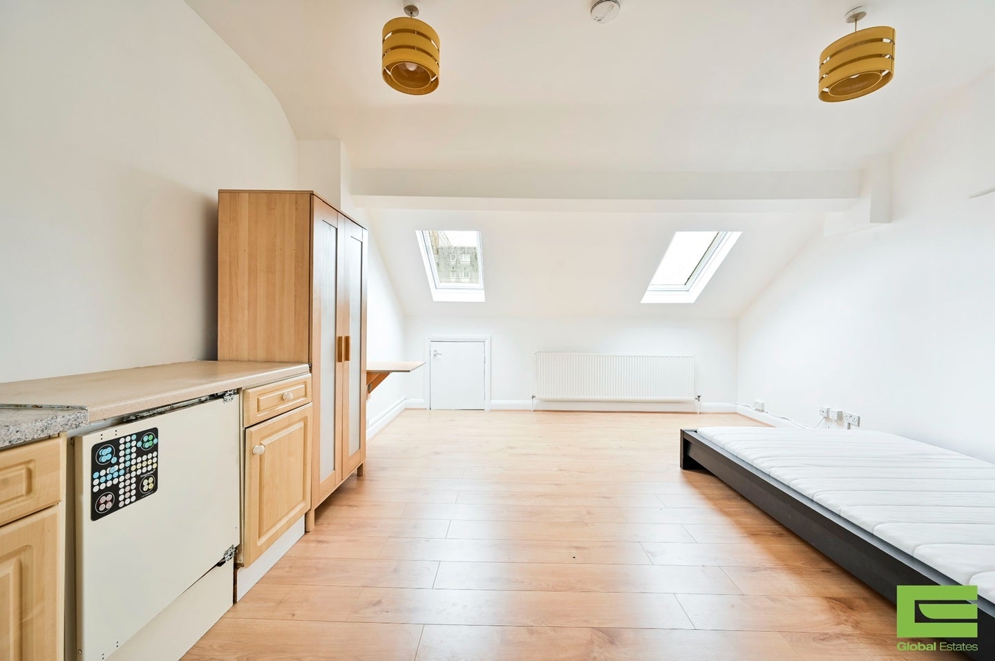 Flat Broadway in Greater London