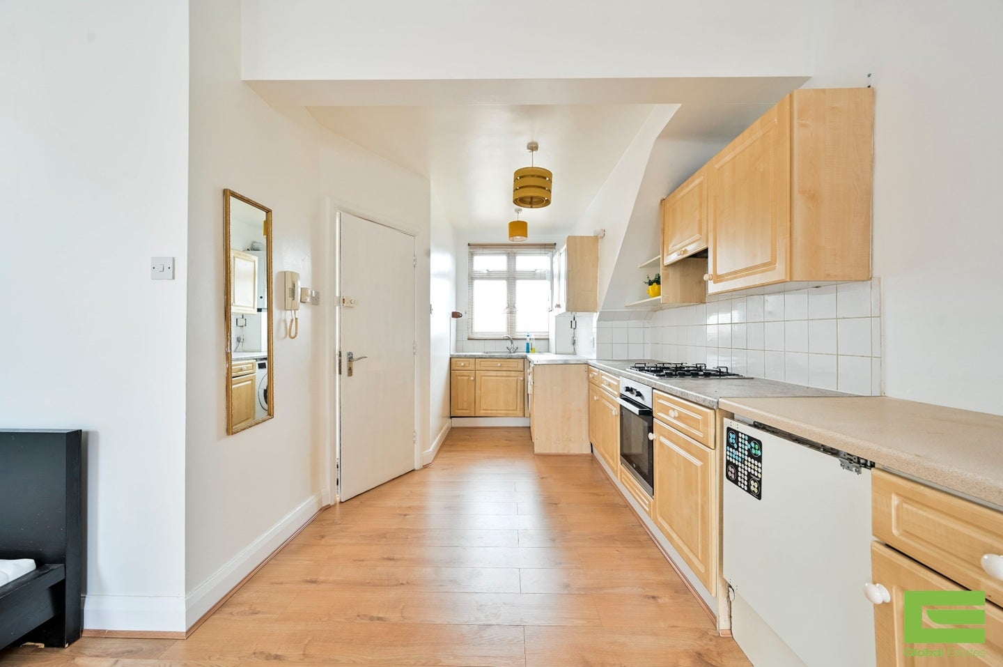 Flat Broadway in Greater London