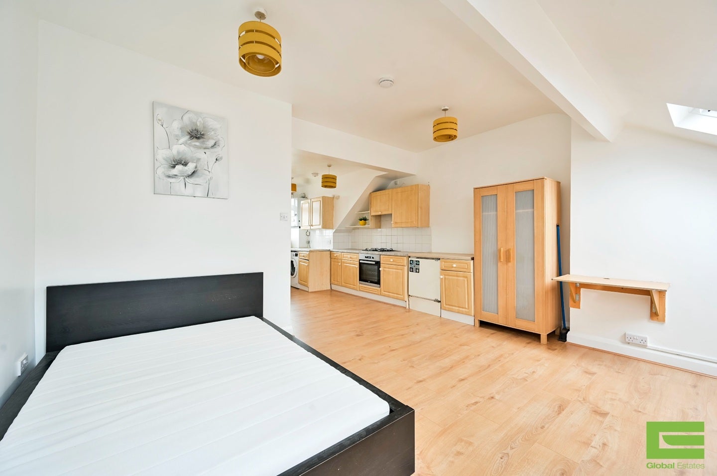 Flat Broadway in Greater London