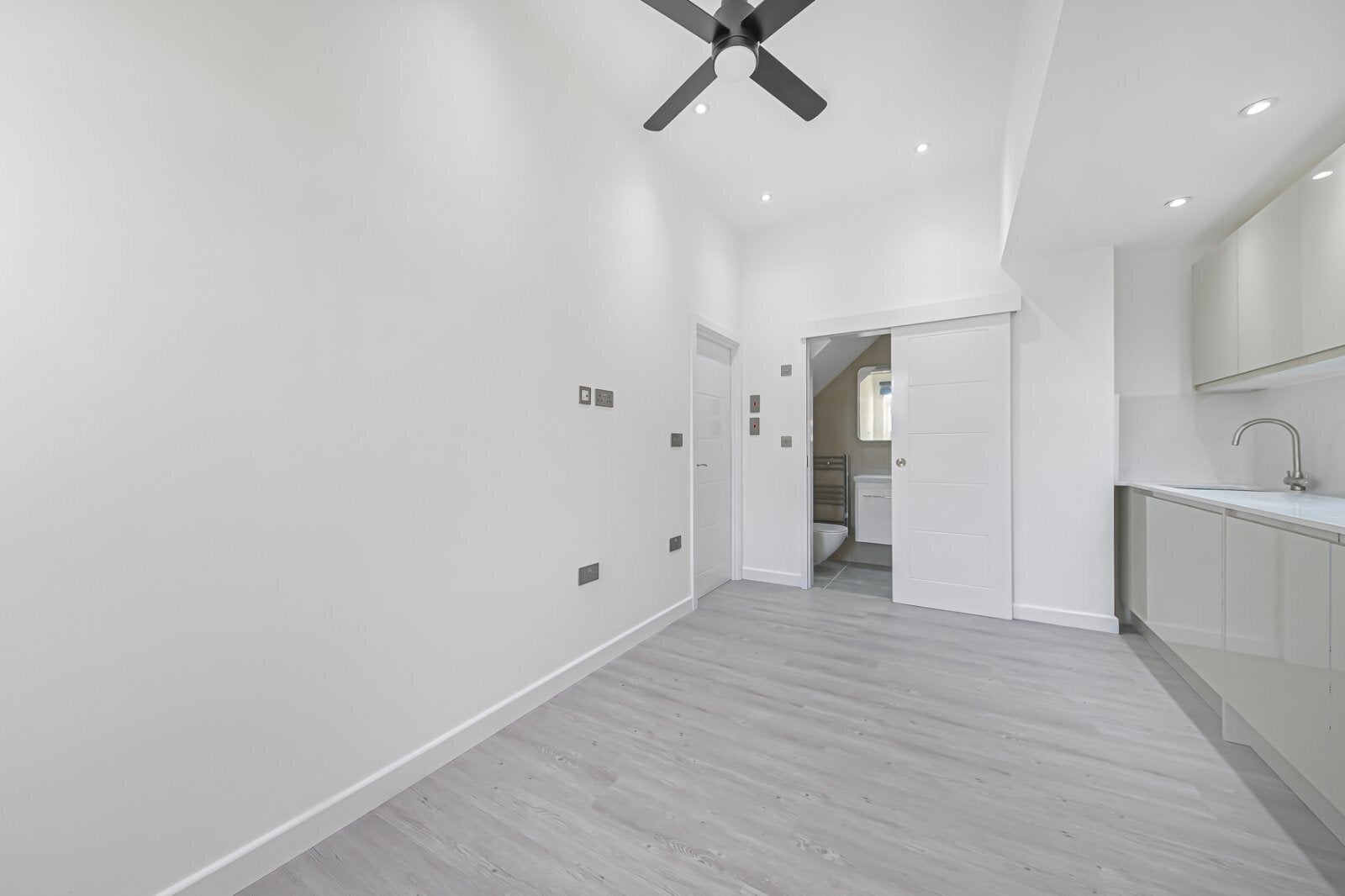 Flat Canfield Gardens in Greater London