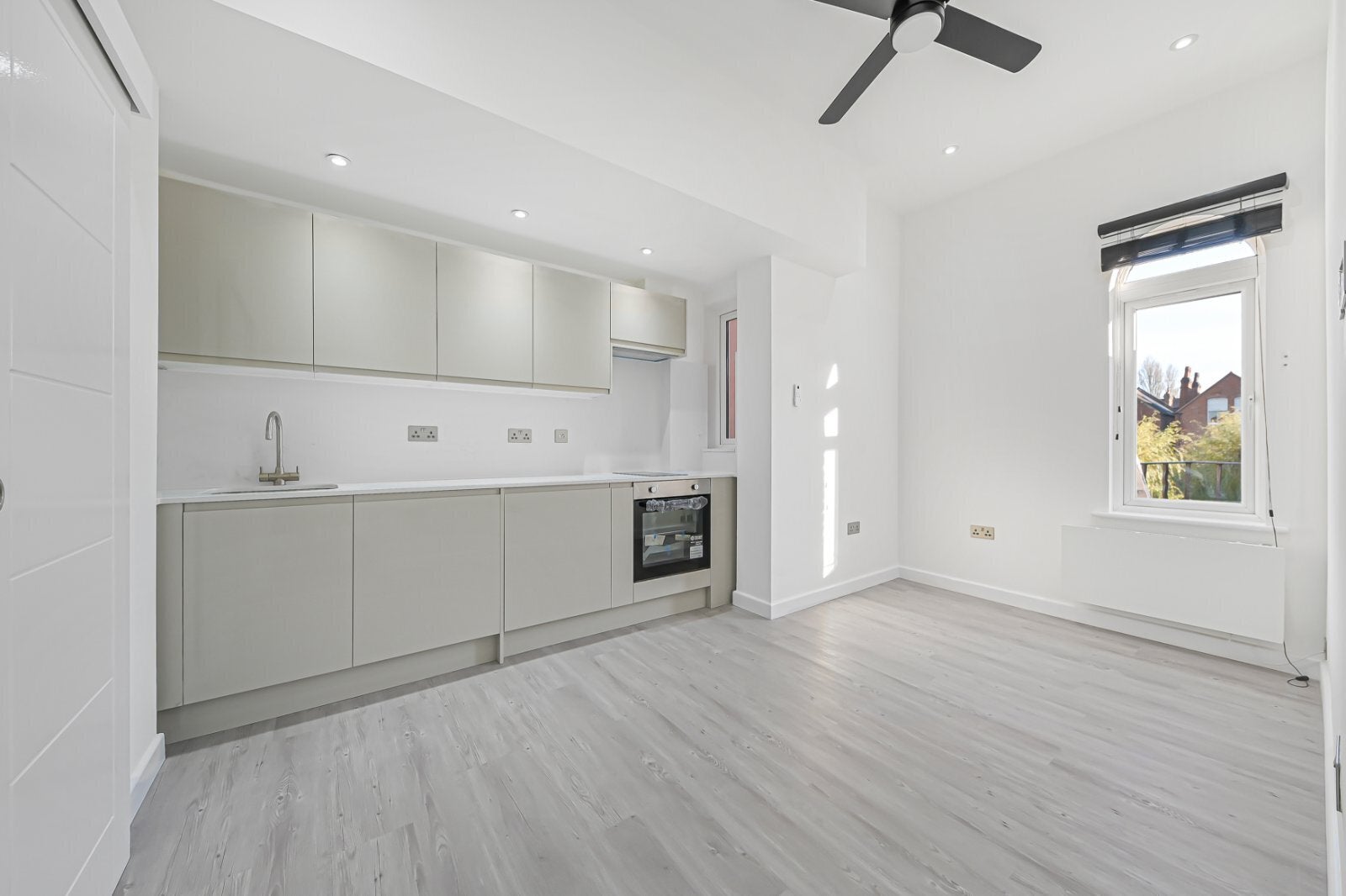 Flat Canfield Gardens in Greater London