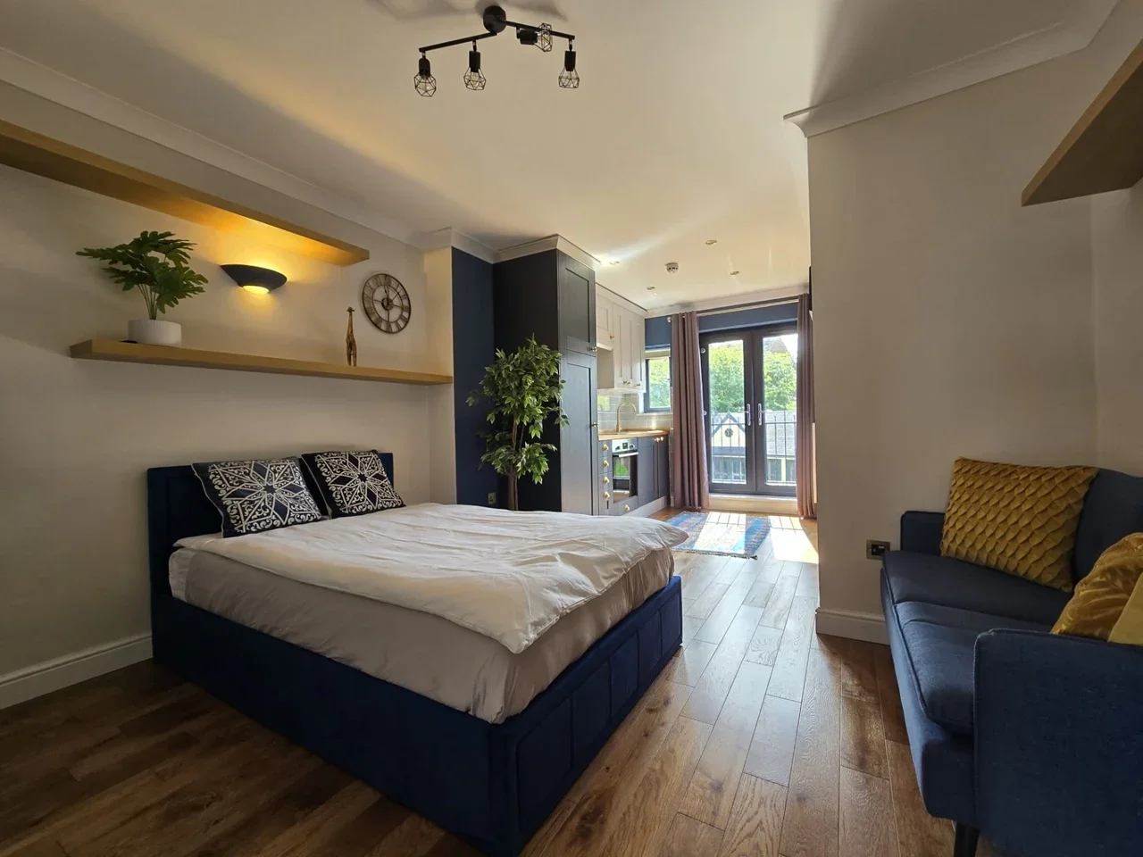 Flat Ickenham Road in Greater London