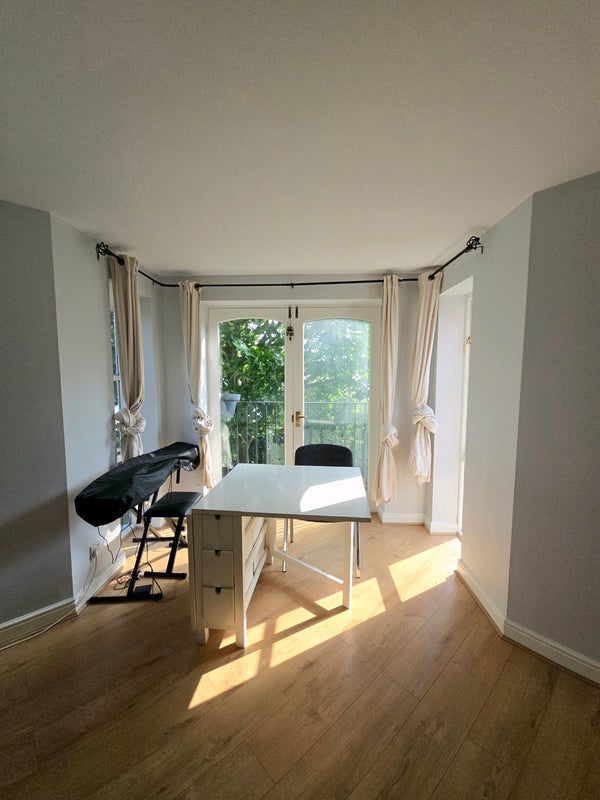 Flat Harlinger Street in Greater London