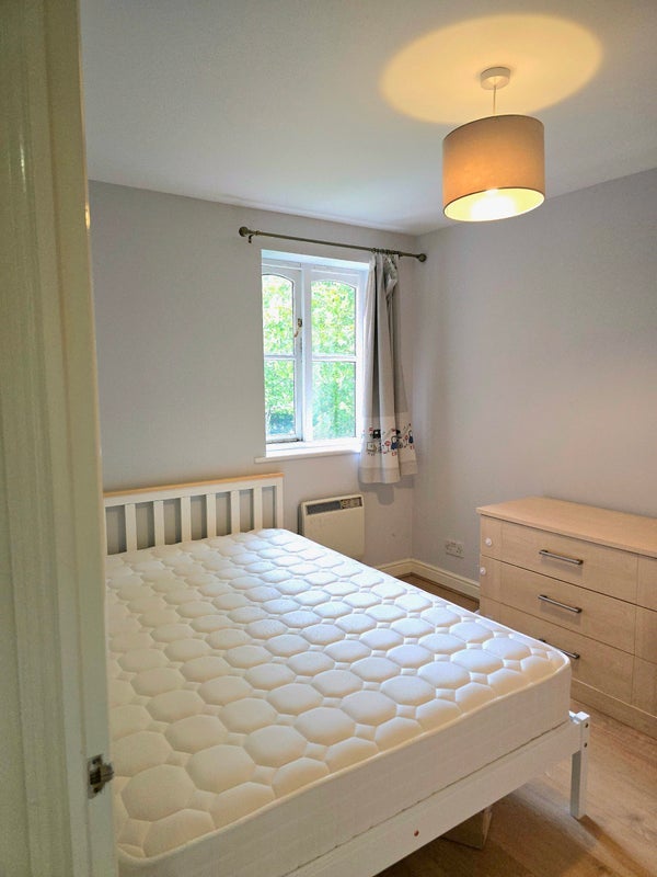 Flat Harlinger Street in Greater London