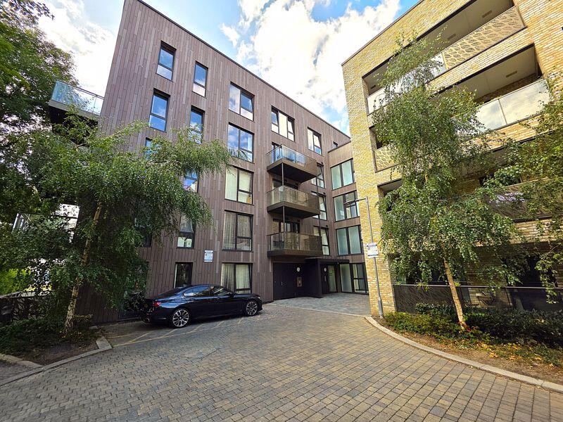 Flat The Pavilions Way in Greater London