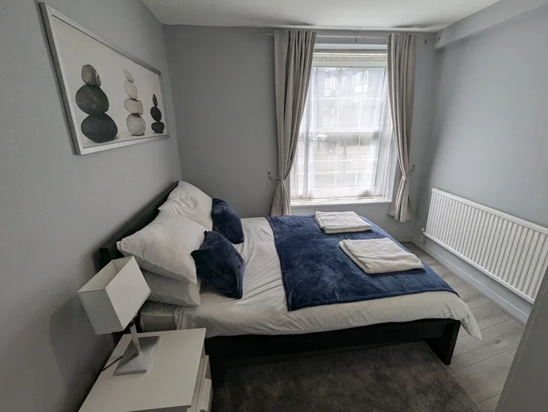 Room Cannon Street Road in Greater London