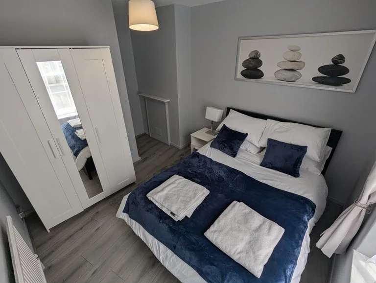 Room Cannon Street Road in Greater London