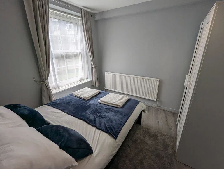 Room Cannon Street Road in Greater London