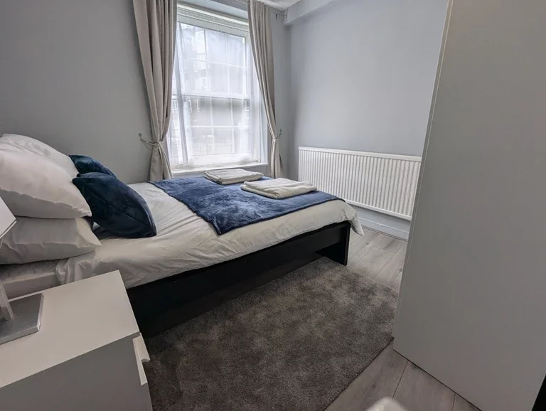 Room Cannon Street Road in Greater London