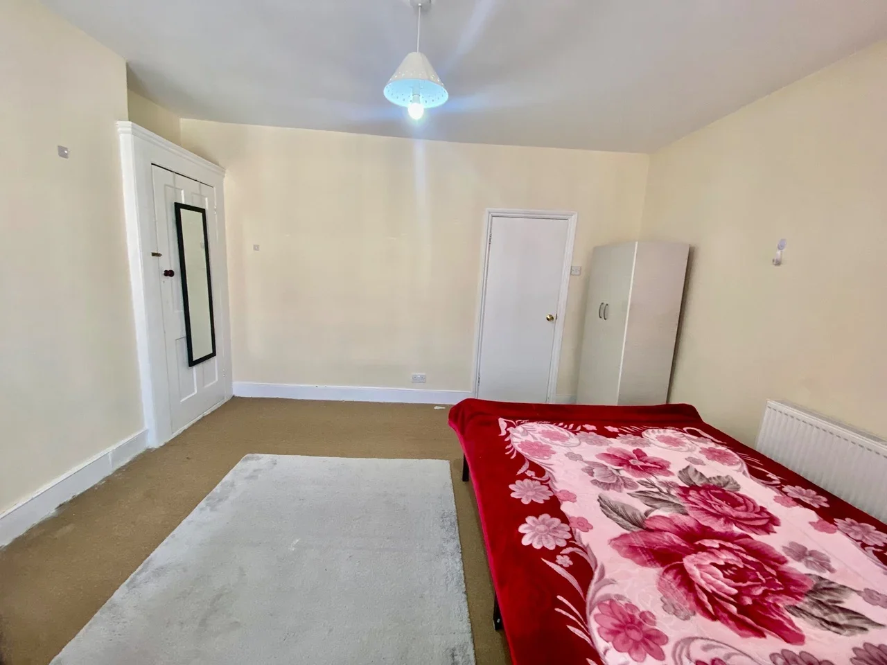 Room Buckingham Road in Greater London