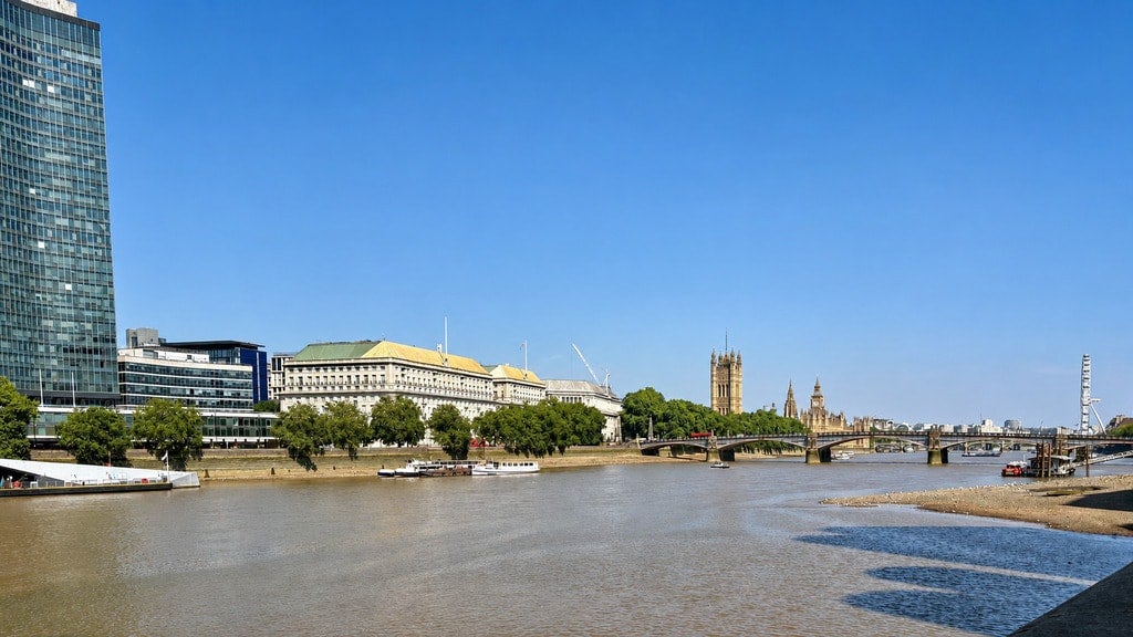 Flat Albert Embankment in Greater London
