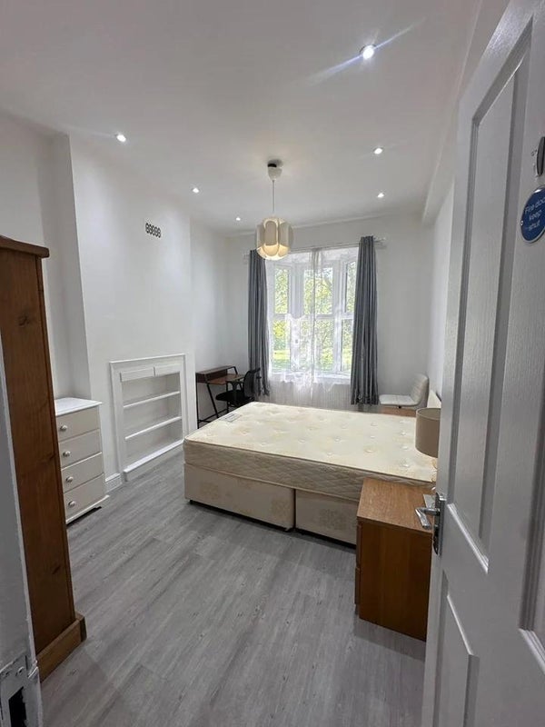 Room Uxbridge Road in Greater London