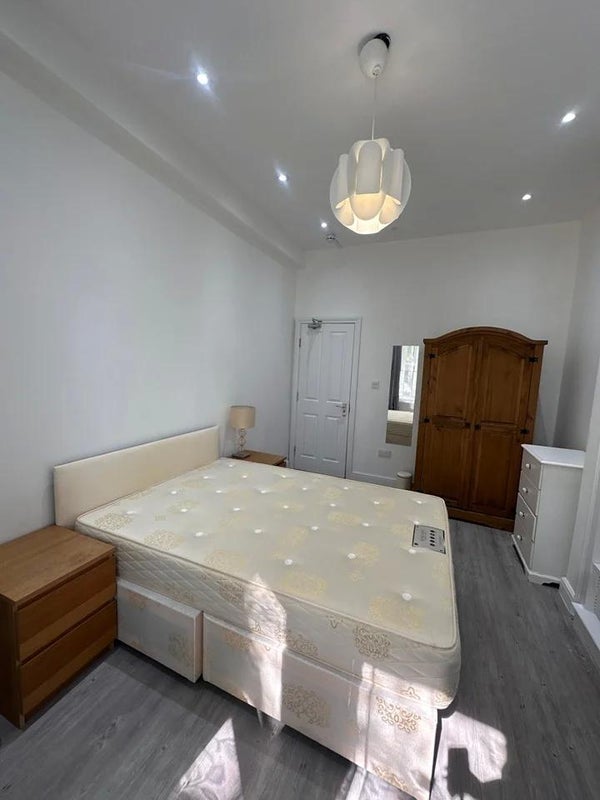 Room Uxbridge Road in Greater London