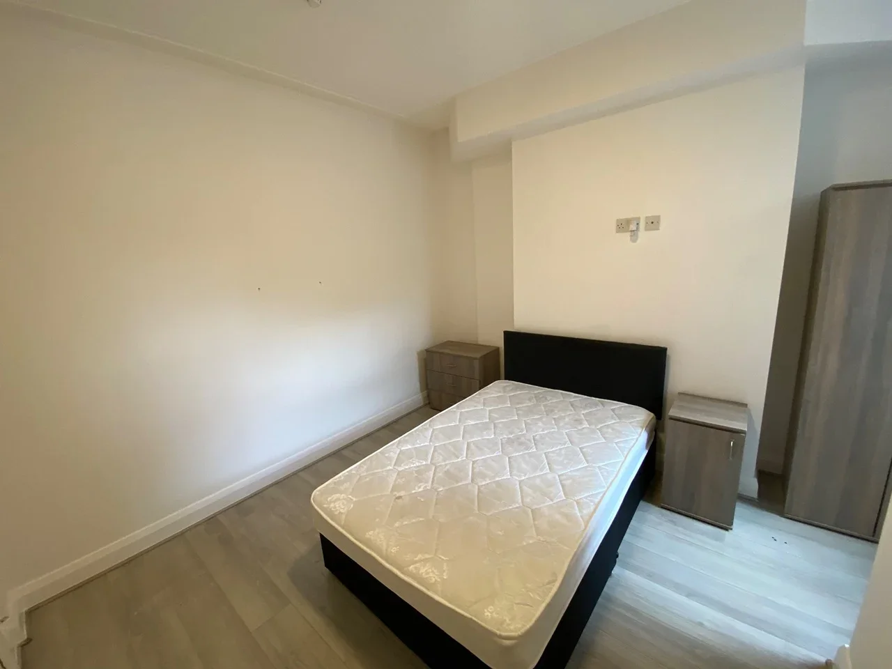 Room Ampthill Road in Liverpool