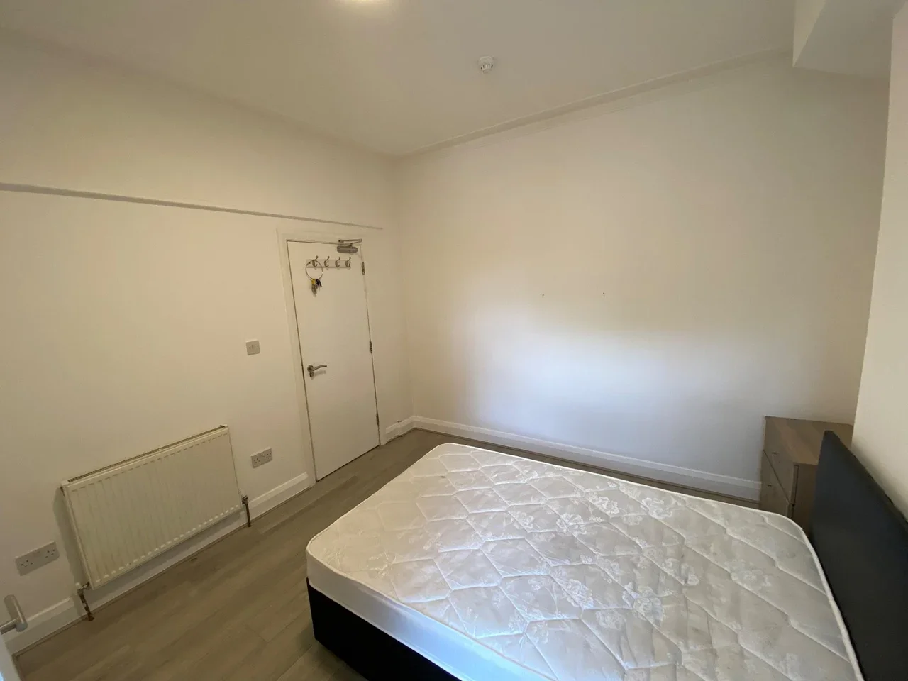 Room Ampthill Road in Liverpool