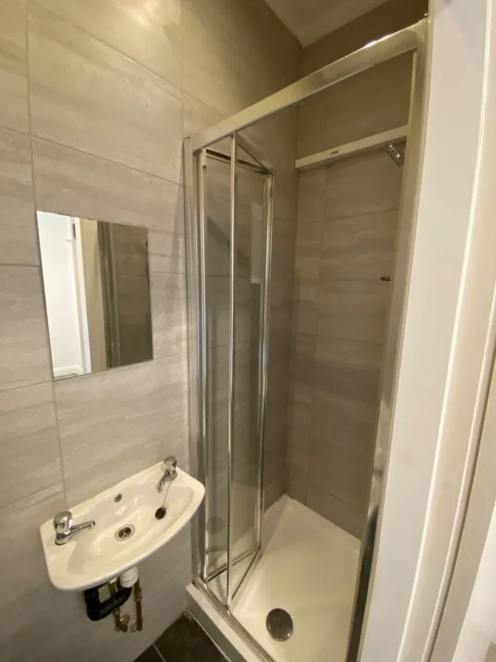 Room Ampthill Road in Liverpool