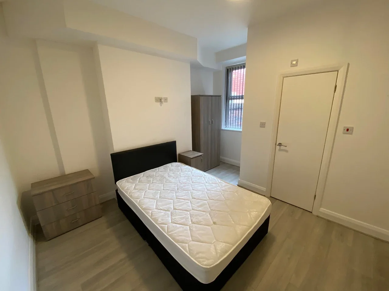 Room Ampthill Road in Liverpool