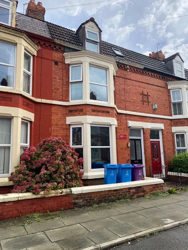 Room Ampthill Road in Liverpool