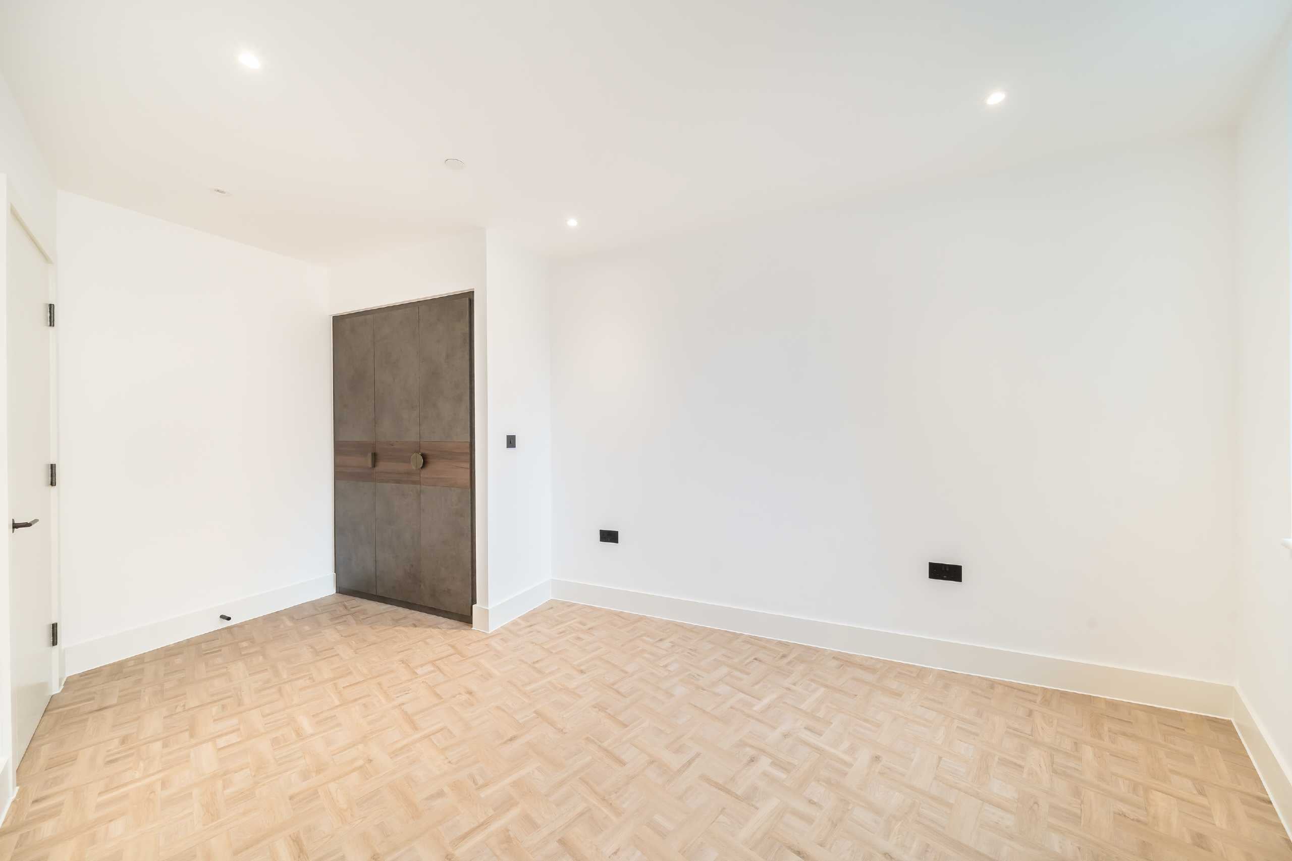 Flat Monarch Square in Greater London
