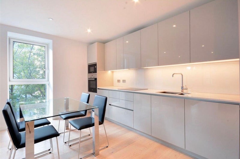 Room Deacon Street in Greater London