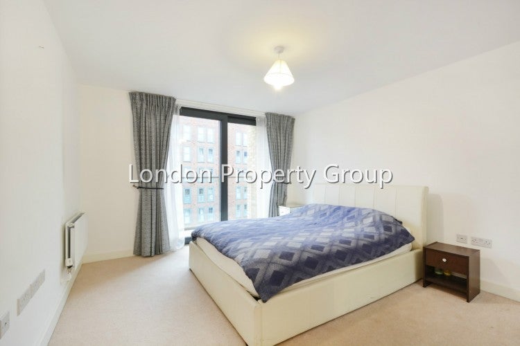 Flat Surrey Quays Road in Greater London