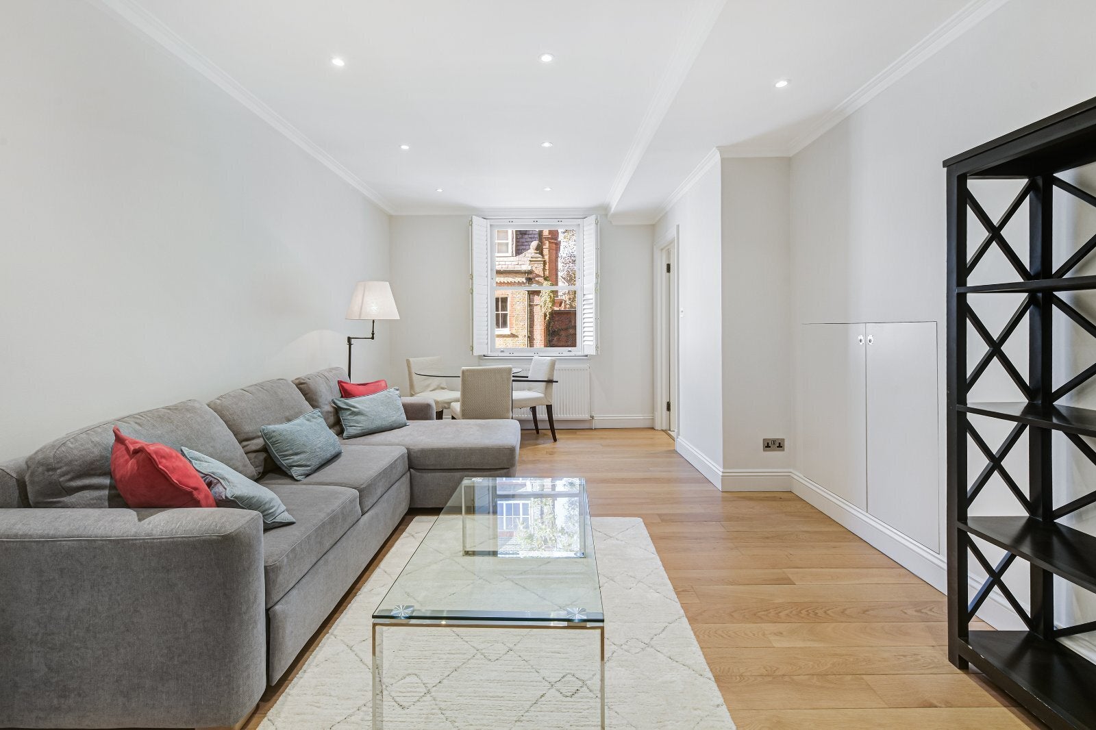 Flat Pavilion Road in Greater London
