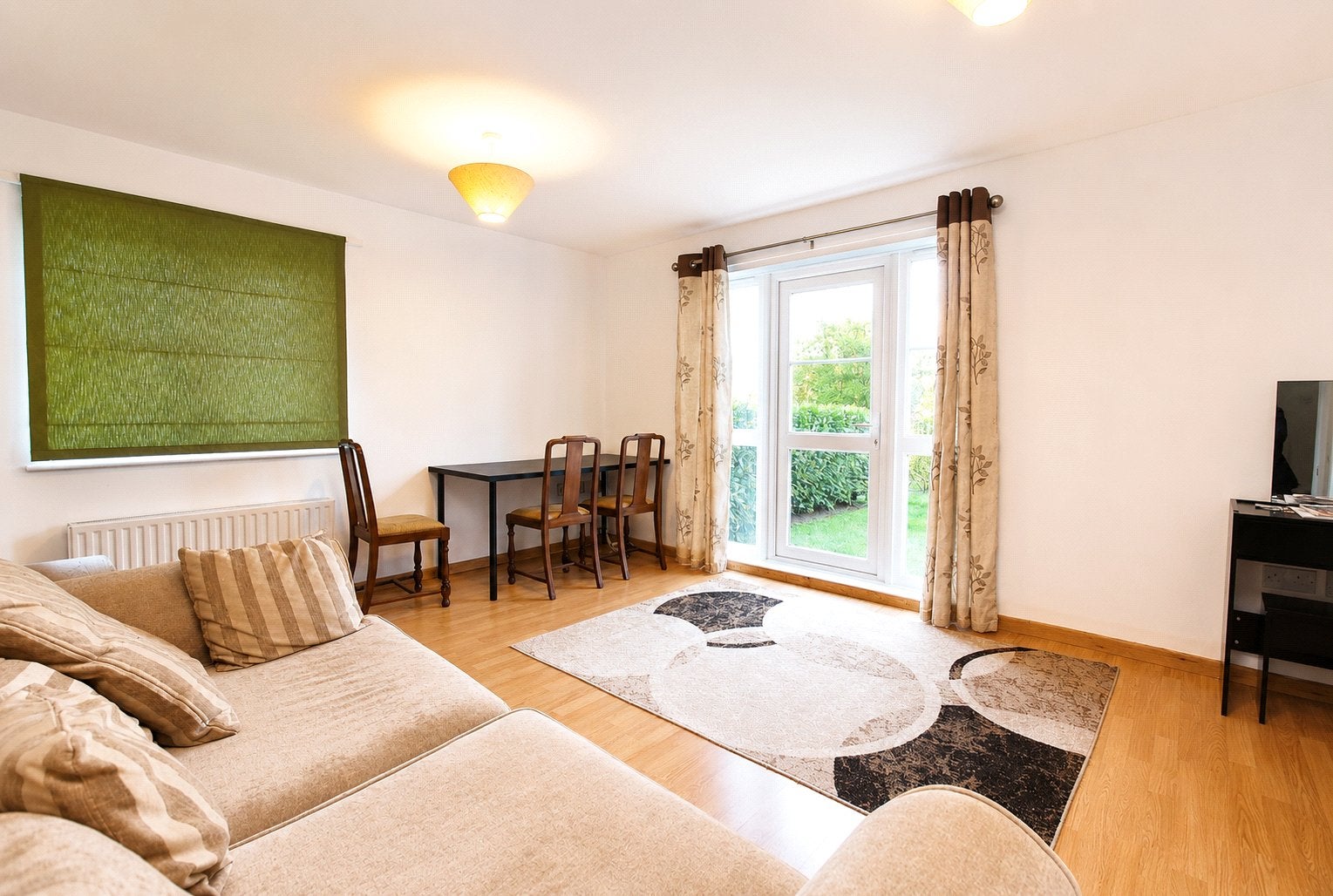 Flat Walnut Tree Close in Guildford