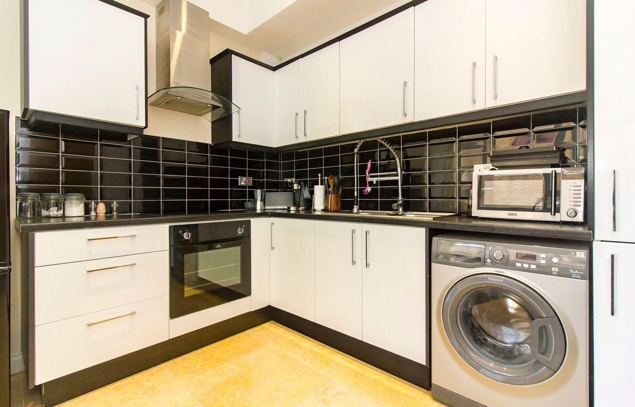 Flat Sandgate Road in Folkestone and Hythe District