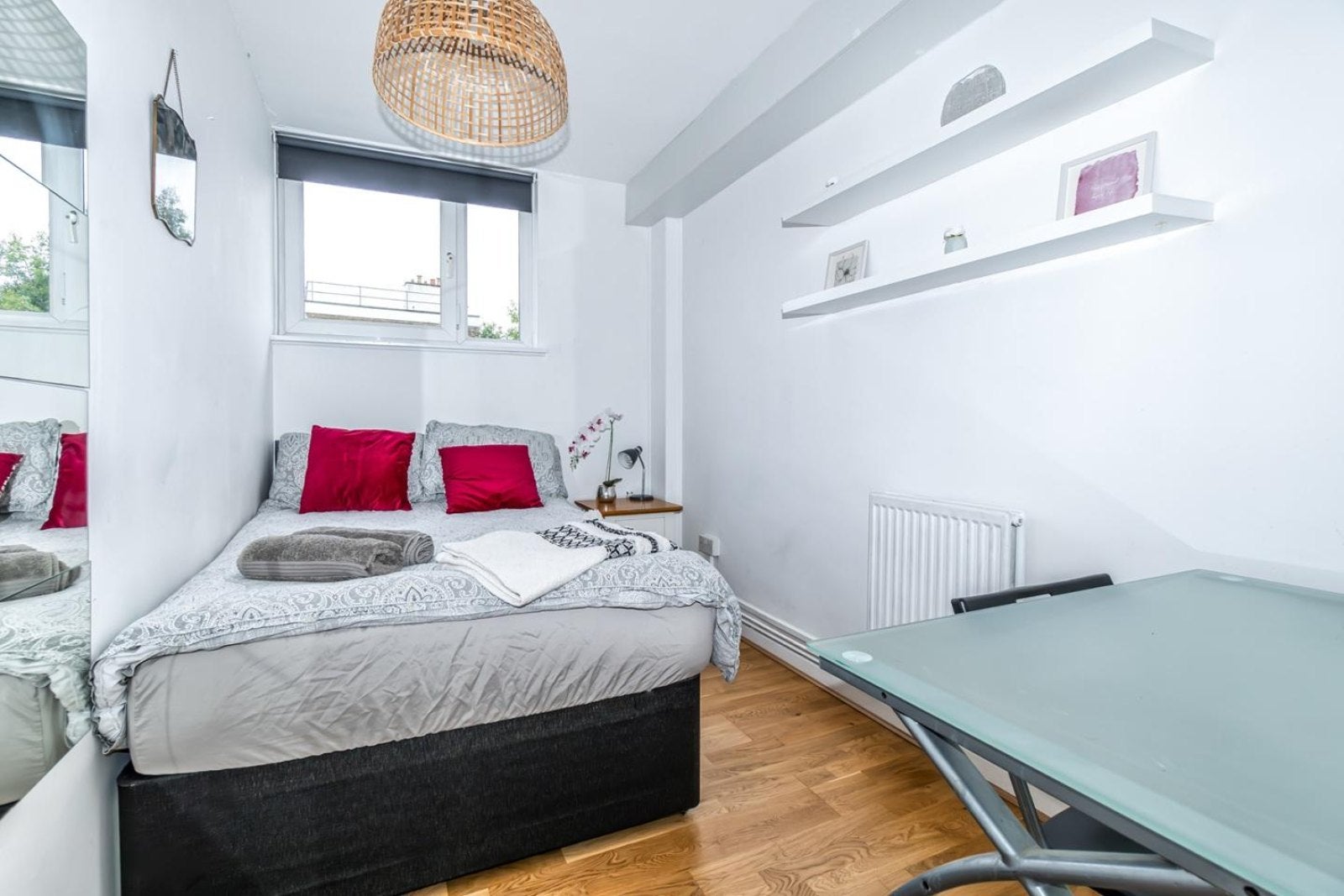 Flat Pitfield Street in Greater London