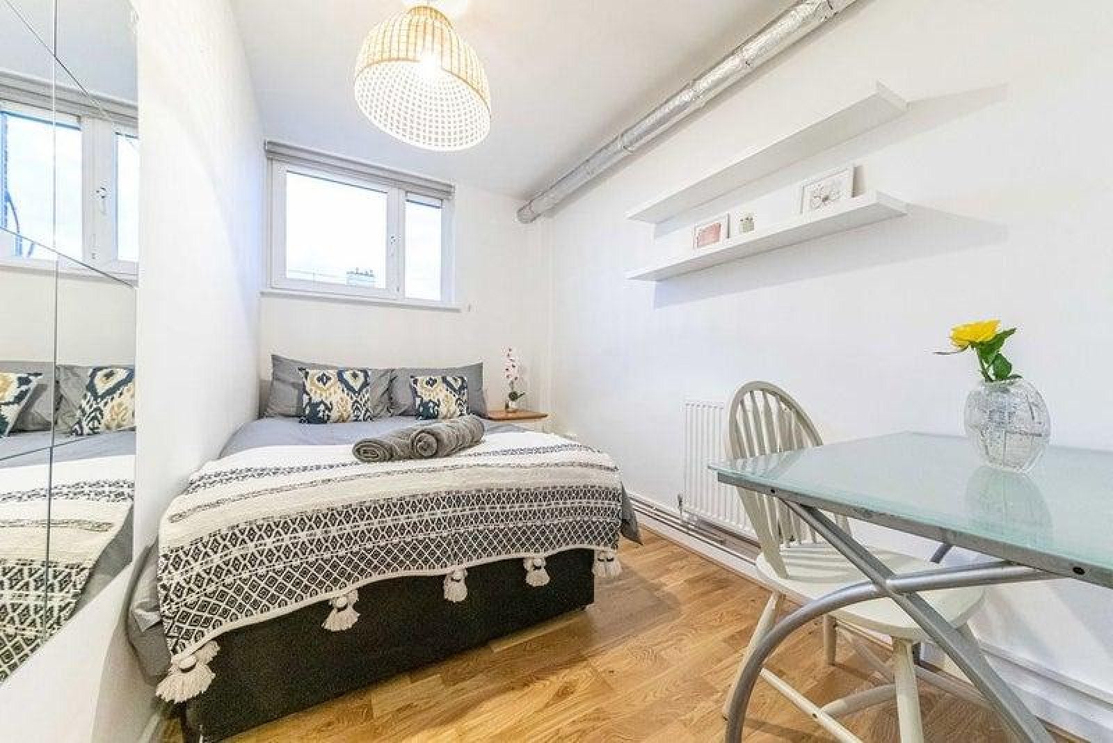 Flat Pitfield Street in Greater London