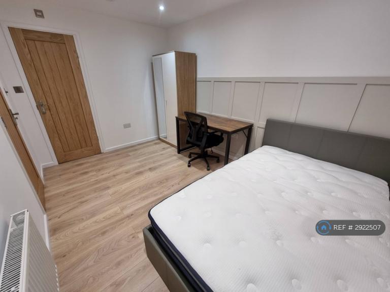 Room John Rous Avenue in Coventry