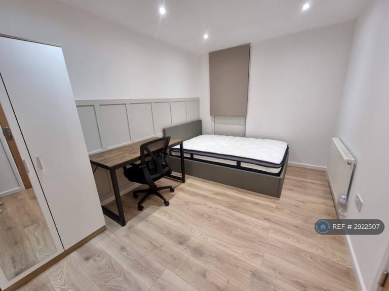 Room John Rous Avenue in Coventry