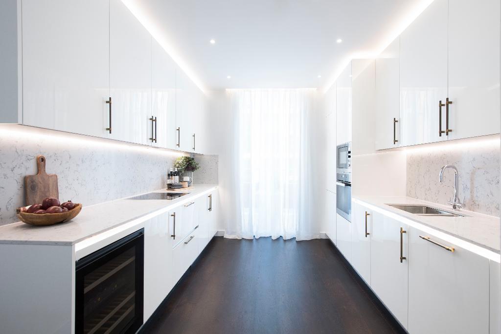 Flat Ponton Road in Greater London