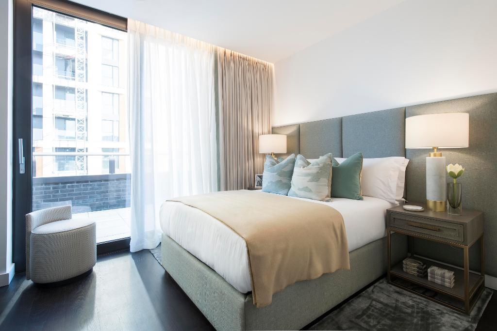 Flat Ponton Road in Greater London