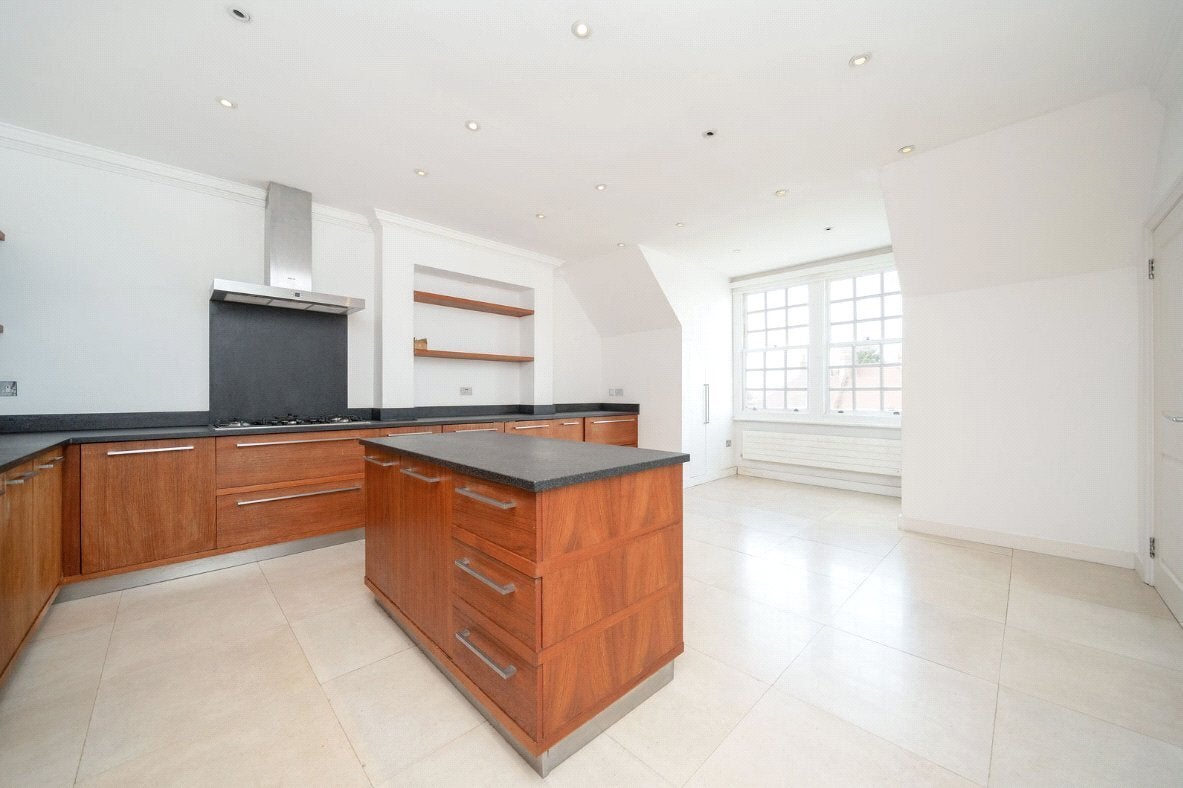 Flat Bracknell Gardens in Greater London