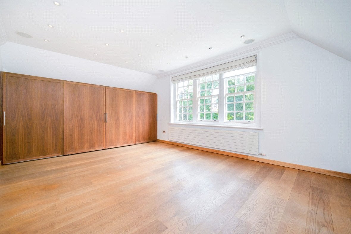 Flat Bracknell Gardens in Greater London